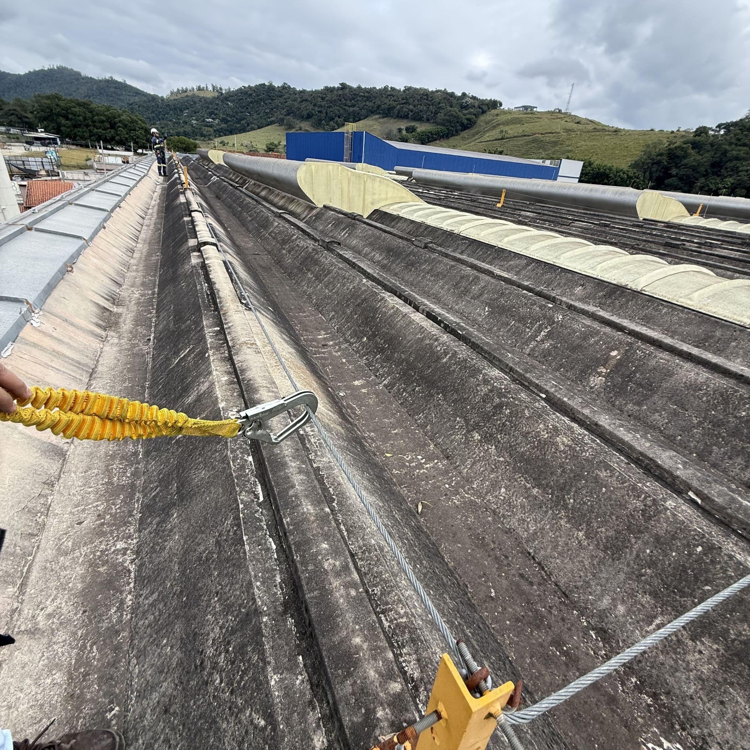 Linha de vida em cobertura industrial